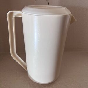 VINTAGE Rubbermaid 2 1/4 Quarts Pitcher With lid  Almond Beige Retro 80s OJ